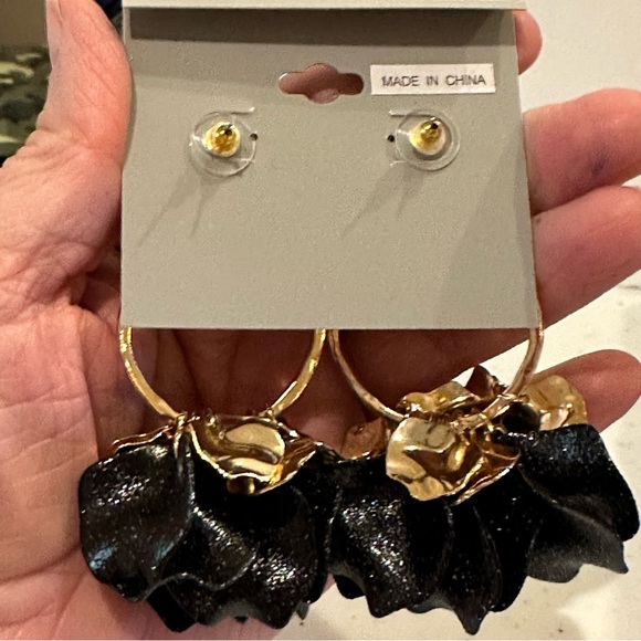 NWT Daisy Fuentes Earrings- shiny gold tone with black acrylic sparkly petals - Picture 13 of 15